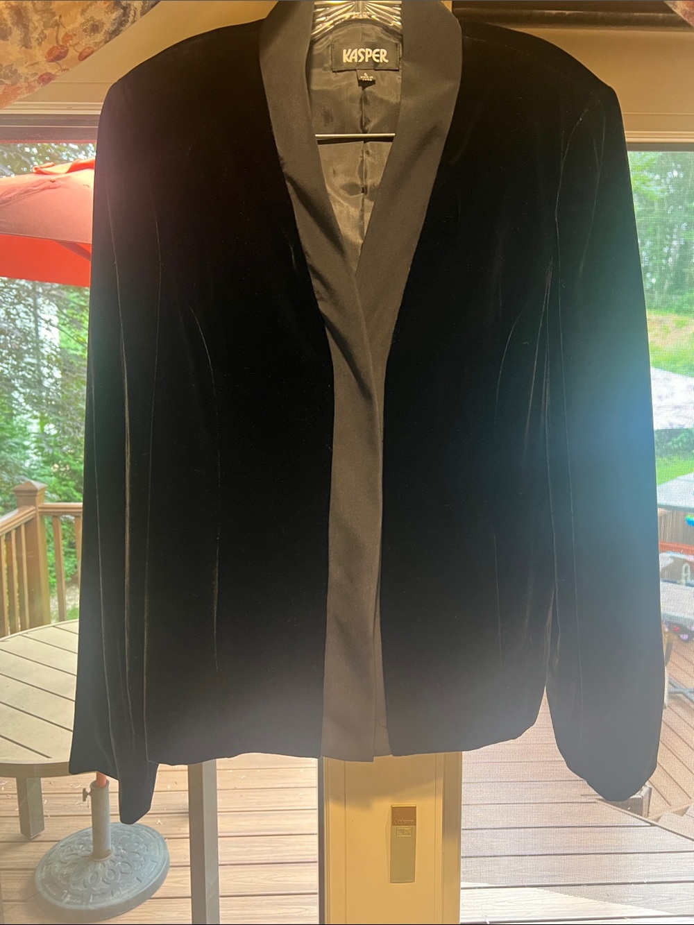 NWOT size 6 Kasper Black Velvet Blazer with Satin Trim